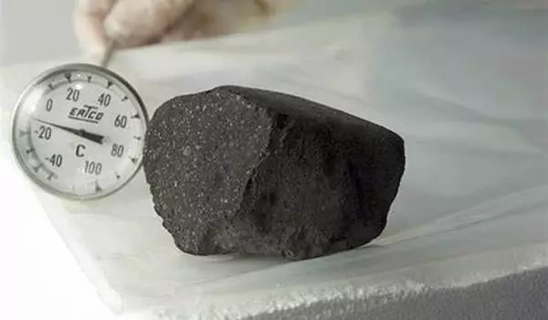 Organic compounds in asteroids formed in colder regions of space